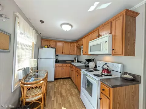 Kitchen - 2917 Linna Dr, Saybrook, OH 44004 photo 2 of 2
