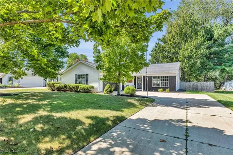 227 W Parkway Dr, Madison, OH 44057