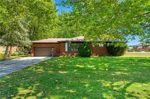 8523 Columbia Rd, Olmsted Falls, OH 44138
