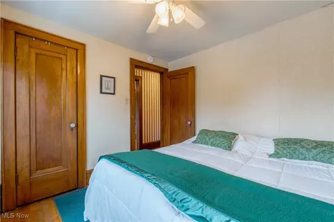 Bedroom - 472 E Tallmadge Ave, Akron, OH 44310 photo 4 of 5