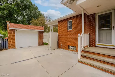 Exterior - 472 E Tallmadge Ave, Akron, OH 44310 photo 4 of 8