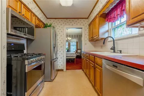 Kitchen - 472 E Tallmadge Ave, Akron, OH 44310 photo 2 of 3