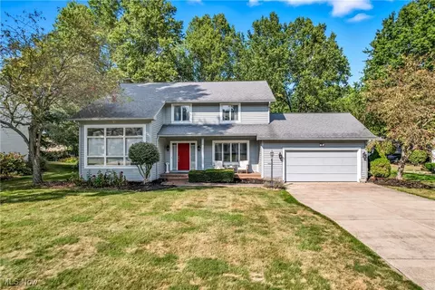 387 Avalon Dr SE, Howland, OH 44484