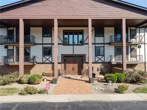 4849 Grace Rd #121, North Olmsted, OH 44070