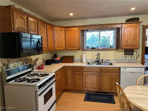 Kitchen - 9626 Windham Parkman Rd, Windham, OH 44288 photo 4 of 5
