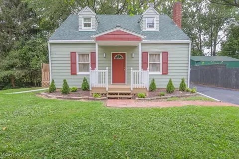 261 Oakwood St, Elyria, OH 44035 photo 2