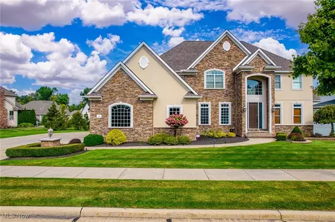 343 Glasgow Dr, Highland Heights, OH 44143