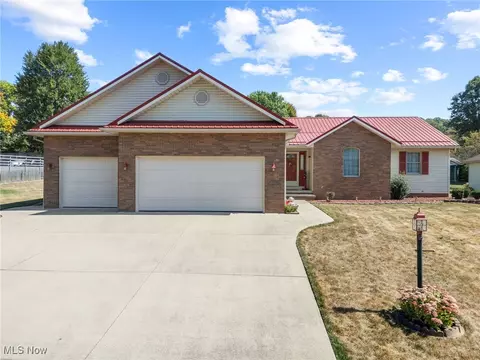 377 Schoenbrunn Dr NE, New Philadelphia, OH 44663