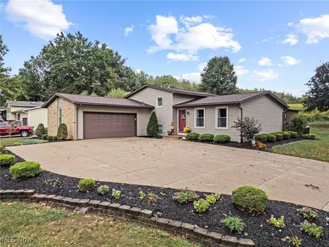 2498 Foxfire St NW, Uniontown, OH 44685