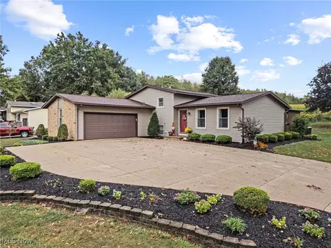 2498 Foxfire St NW, Uniontown, OH 44685