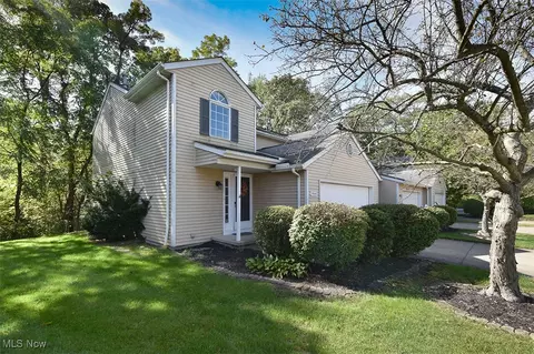 9945 Twelve Oaks Cir, Strongsville, OH 44136