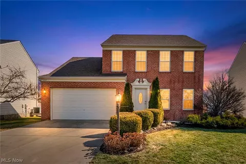 132 Stonefield Dr, Berea, OH 44017