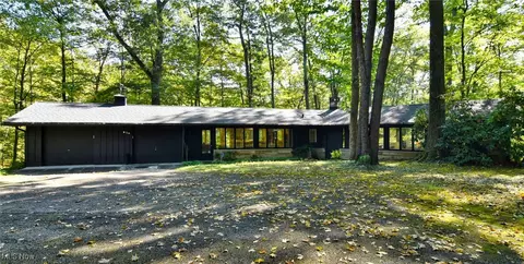 30 Mitchell Ln, Moreland Hills, OH 44022