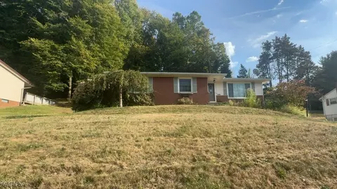 1759 Buena Vista Dr, Coshocton, OH 43812
