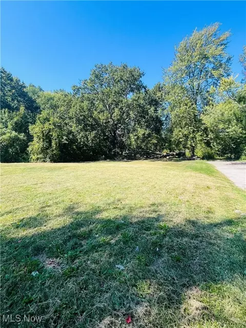 705 W 35th St, Ashtabula, OH 44004 photo 2