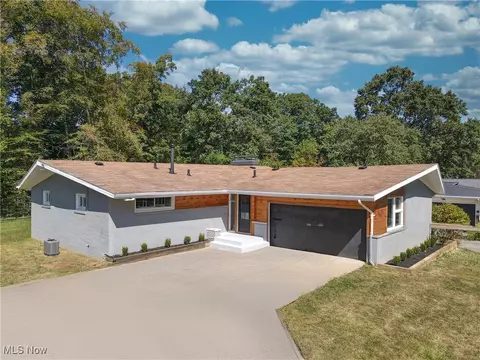 746 Newcastle Dr, Akron, OH 44313