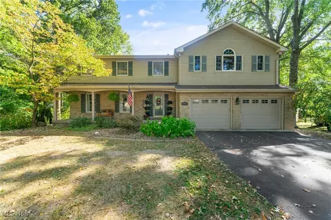 6976 White Oak Dr, Hubbard, OH 44425