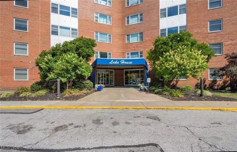 11850 Edgewater Dr #318, Lakewood, OH 44107