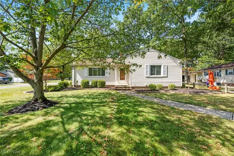 3160 Twin Circle Dr, North Olmsted, OH 44070
