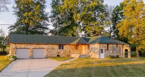 6076 Shepler Church Ave SW, Navarre, OH 44662