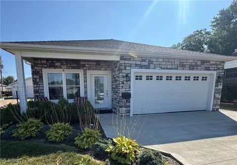 6363 Lockhaven Dr, Brook Park, OH 44142