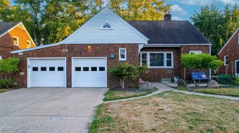 1104 E Broad St, Louisville, OH 44641
