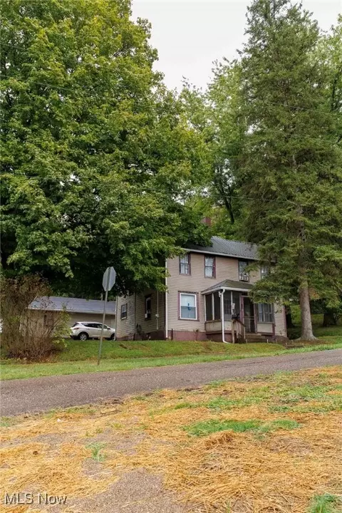 318 N 5th St, Dennison, OH 44621