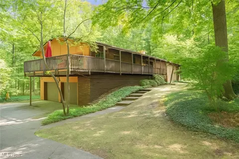 1345 Ledgewood Dr, Akron, OH 44333