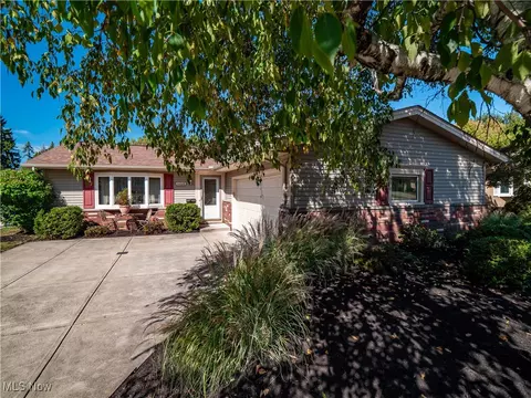 11228 Gordon Dr, Parma, OH 44130 photo 2