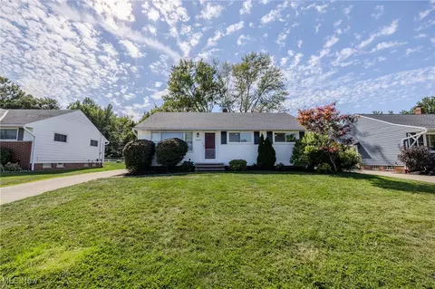 2360 Stanford Dr, Wickliffe, OH 44092