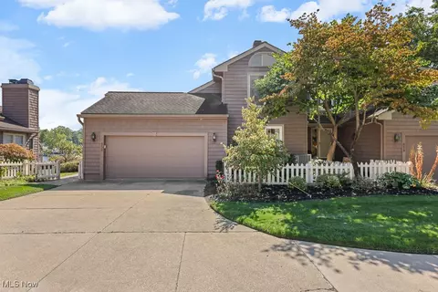 656 Isle View Dr, Akron, OH 44319