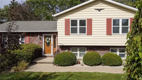 1041 Fronek Dr, Streetsboro, OH 44241