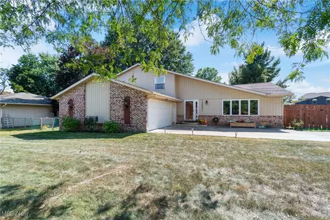 12631 Pinebrook Dr, North Royalton, OH 44133