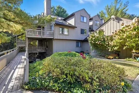 618 Meredith Ln, Cuyahoga Falls, OH 44223