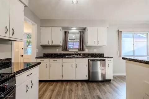 Kitchen - 967 Windermere Dr, Willoughby, OH 44094 photo 8 of 8