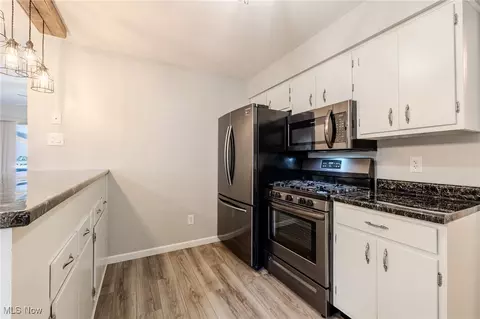 Kitchen - 967 Windermere Dr, Willoughby, OH 44094 photo 6 of 8