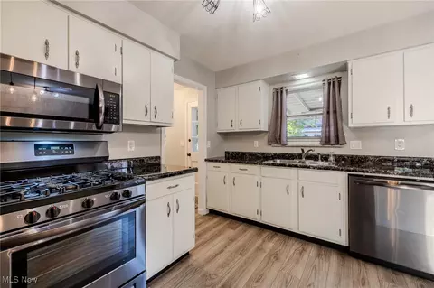 Kitchen - 967 Windermere Dr, Willoughby, OH 44094 photo 4 of 8