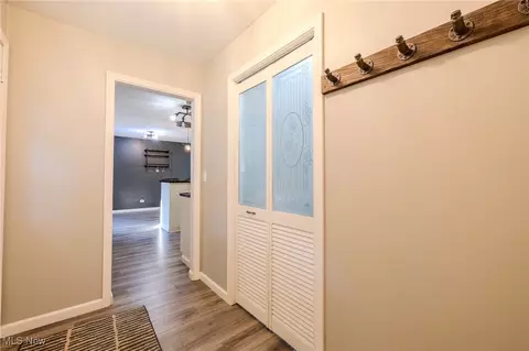 Entry Way - 967 Windermere Dr, Willoughby, OH 44094 photo 1 of 2
