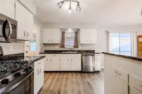 Kitchen - 967 Windermere Dr, Willoughby, OH 44094 photo 3 of 8