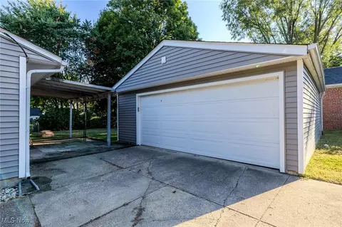 Exterior - 967 Windermere Dr, Willoughby, OH 44094 photo 6 of 7