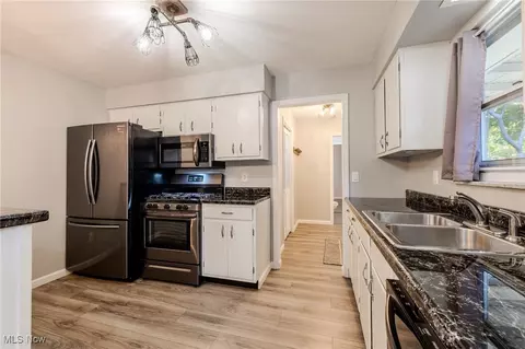 Kitchen - 967 Windermere Dr, Willoughby, OH 44094 photo 5 of 8