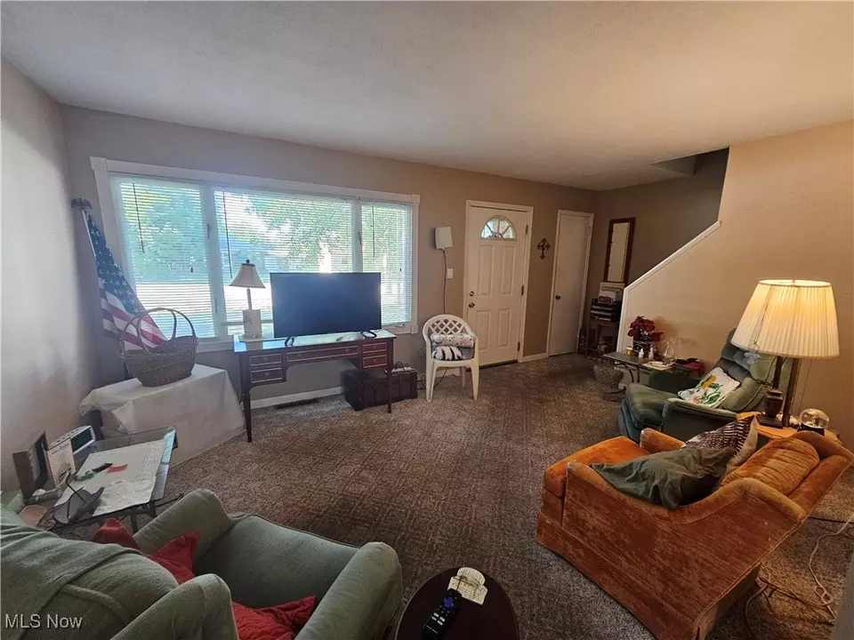Living - 6359 Old York Rd, Parma Heights, OH 44130 photo 2 of 5