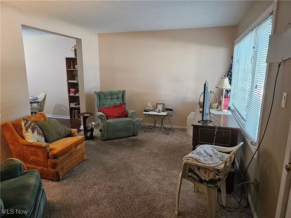 Living - 6359 Old York Rd, Parma Heights, OH 44130 photo 3 of 5