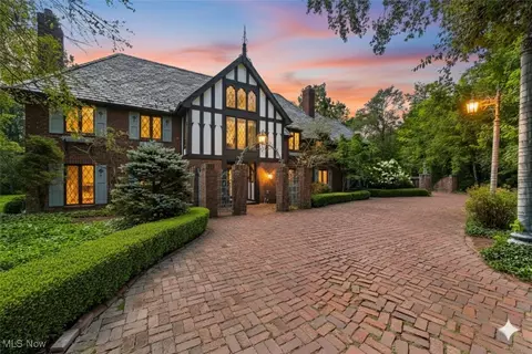 27 Hunting Hollow Dr, Pepper Pike, OH 44124