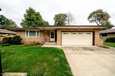 874 E Meadowlawn Blvd, Seven Hills, OH 44131