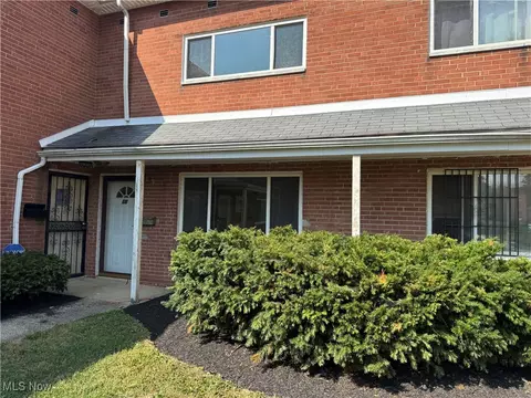 23755 Banbury Cir #15, Warrensville Heights, OH 44128