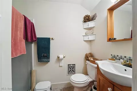 Bath - 4566 River St, Willoughby, OH 44094 photo 5 of 6