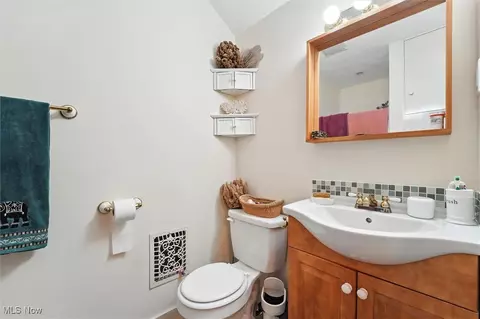 Bath - 4566 River St, Willoughby, OH 44094 photo 4 of 6