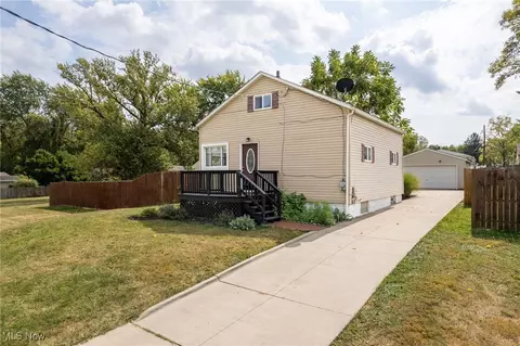 1030 Stratford St, Barberton, OH 44203