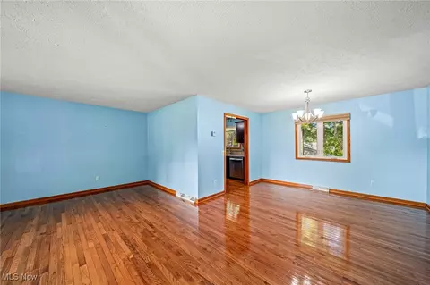 Living - 7514 Brambleside Ln, Mentor, OH 44060 photo 4 of 6